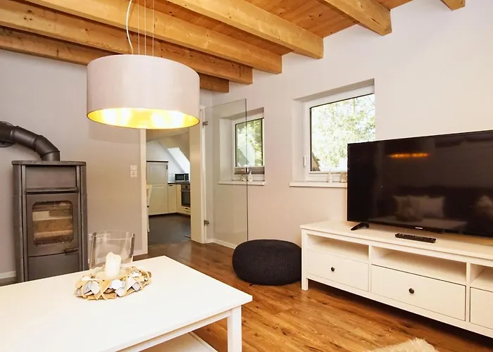 Ruhig Und Idyllische Lage, Strandnah, Gratis Nutzung Vom Ahoi Erlebnisbad Und Sauna In Sellin - Gutshaus Silvitz 03 Διαμέρισμα Bergen Auf Rugen