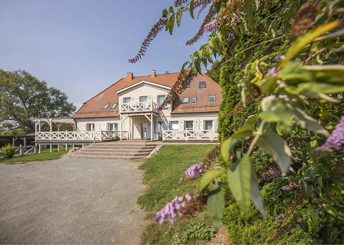 Ruhig Und Idyllische Lage, Strandnah, Gratis Nutzung Vom Ahoi Erlebnisbad Und Sauna In Sellin - Gutshaus Silvitz 03 Διαμέρισμα Bergen Auf Rugen