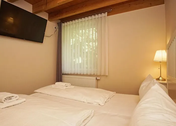 Ruhig Und Idyllische Lage, Strandnah, Gratis Nutzung Vom Ahoi Erlebnisbad Und Sauna In Sellin - Gutshaus Silvitz 03 Διαμέρισμα