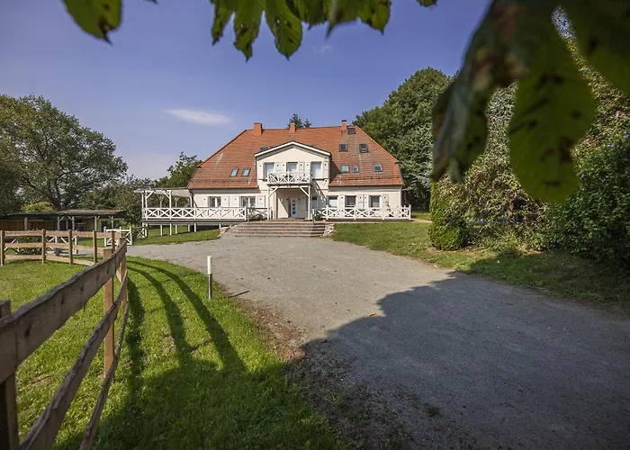 Ruhig Und Idyllische Lage, Strandnah, Gratis Nutzung Vom Ahoi Erlebnisbad Und Sauna In Sellin - Gutshaus Silvitz 03
